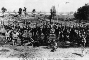 1. Des internés du camp de Septfonds encadrés par des gardiens et des sénégalais.