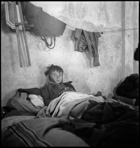 Enfant dans une baraque en 1941-1942 ©Photo Paul Senn Fonds Leiter Paul Senn - Archiv Kunstmuseum Source : http://www.memorialcamprivesaltes.eu/
