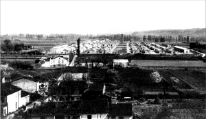 Photographie du camp de Noé prise depuis l'église en 1947