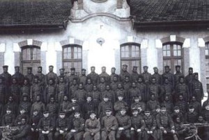 Photographie du 16ème bataillon des tirailleurs sénégalais mobilisés des colonies en 1938 pour soutenir la surveillance des camps du Tarn-et-Garonne.