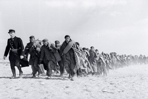 Robert Capa, Exilés républicains marchant sur la plage vers un camp d'internement, Le Barcarès, France, mars 1939 © International Center of Photography / Magnum Collection International Center of Photography