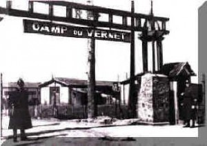 Une sentinelle à l'entrée du camp du Vernet d'Ariège chargé des entrées et sorties du camp.