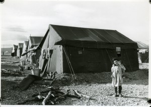 Petite fille harkie devant les tentes en 1962  ©Fonds Baillache