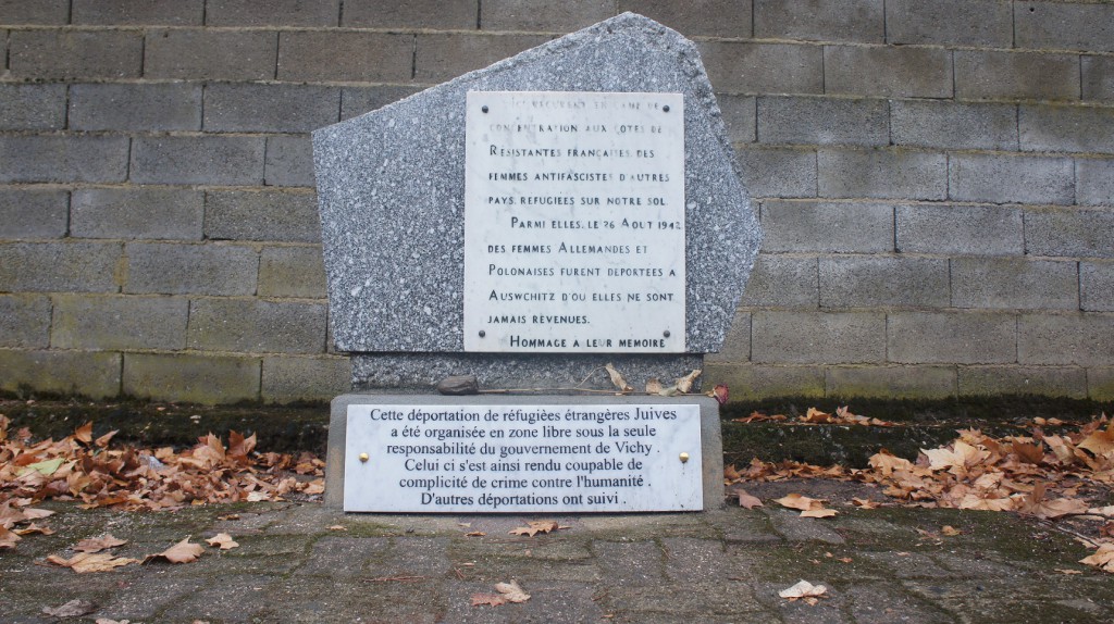 Plaque commérative posée, photo prise le 2 novembre 2015 par le groupe de TERe devant l'ancien camp de Brens