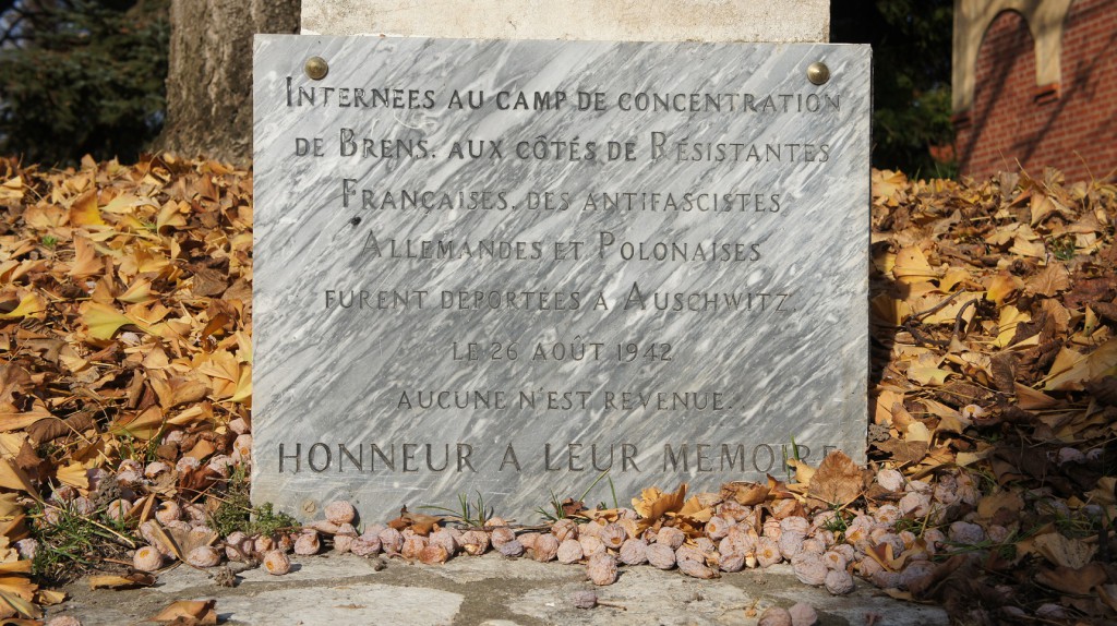 Plaque commémorative présente au pied de la statut