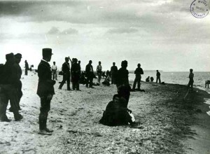 Un gendarme au camp de St Cyprien, surveillant les premiers réfugiés espagnols regroupés sur les plages.