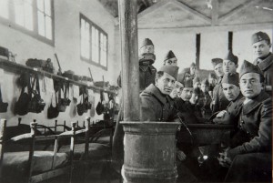 Engagés volontaires du 21e RMVE dans une baraque du camp d’instruction militaire du Barcarès (Pyrénées-orientales). [France, 1939-1940. – © Mémorial de la Shoah / UEVACJ-EA.]