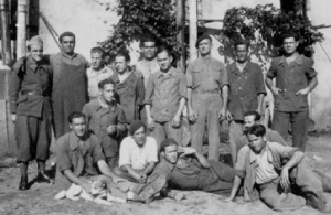 (Groupe de travailleurs espagnols du 652e GTE stationné à Mauzac, coll. A. Pozo. )