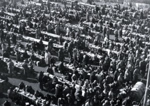 Repas d'internés dans le camps de Milles. Photo Site-Mémorial du Camp des Milles