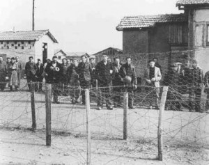 Détenus, probablement des Juifs nés à l’étranger, au camp d’internement de Vichy au Vernet. France, 1940 ou 1941