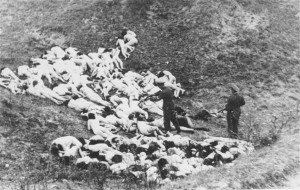 Exécution de femmes et enfants juifs du ghetto de Mizocz, dans une fosse en Ukraine, 13-14 octobre 1942.