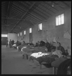 Intérieur d'une baraque en 1941-1942 Photo Paul Senn Fonds Leiter Paul Senn - Archiv Kunstmuseum