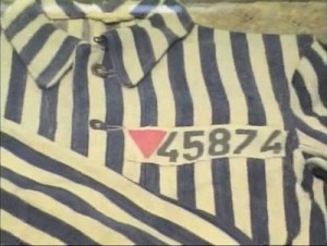 Uniforme d'un détenu homosexuel sous Vichy.  Source : http://www.citizen-nantes.com/article-le-souvenir-des-deportes-pour-homosexualite-en-question-104438221.html 