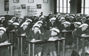 Photographie sur la formation des femmes, La Croix-Rouge 150 ans d'action humanitaire 