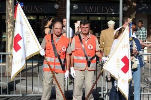 Bénévoles avec bannières, défilé annuel du 14 juillet en 2014 source: archives de la délégation du Tarn