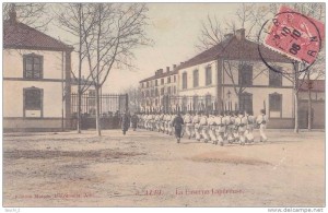 Carte postale de la caserne Lapérouse d'Albi vers 1910, où se déroulaient des formations de bénévoles, actuelle université Champollion.
