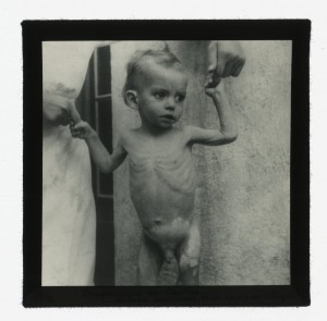 Castres Pouponnière, enfant arrivant d'un camp de réfugiés 486(1)
