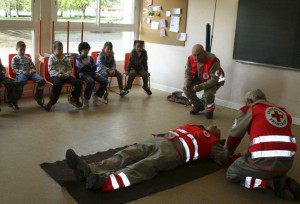 Un cours de sensibilisation pour des élèves du primaire. (Photo: croix-rouge.fr)