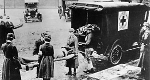 Des brancardiers bénévoles de la Croix-Rouge française transportant un blessé, à l'arrière, pendant la grande guerre (1914-1918), une des premières interventions de la Croix-Rouge. (Photo: irfc.org)