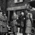 Infirmières devant la Délégation Générale de la Croix-Rouge, 1914