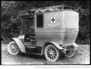 Photographie d'une voiture radiologique inventée par Marie Curie et appelée "Petite Curie", http://gallica.bnf.fr/ark:/12148/btv1b69325854.r=Voiture+radiologique+Massiot+voiture.langFR