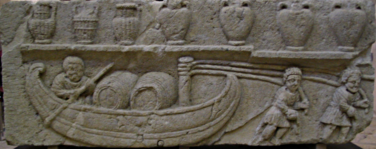 Stèle de Cabrières d'Aigues, conservée au musée Calvet d'Avignon, représentant le transport du vin sur le fleuve de la Durance. (Photographie de Fabrice Philibert-Caillat)