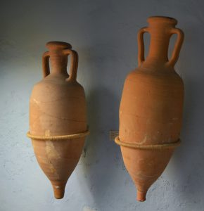 Amphores romaines de type Dressel 2/4, entre le Ier et le IIème siècles. Conservées au musée Soler Basco de Xàbia en Espagne. (Source : commons.wikimedia.org)