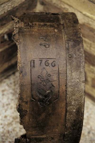 On peut voir sur le tonneau l'emblème du coq, symbole du vin de Gaillac à l'époque Moderne.