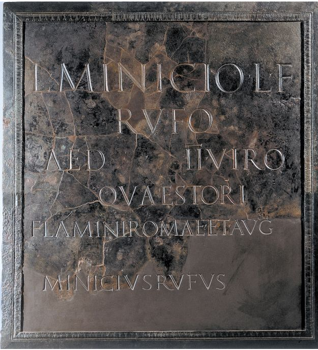 Inscription romaine en bronze dédiée à un personnage illustre de la ville. Musée d’Archéologie de Catalogne, Empúries.